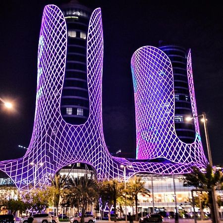 Century Marina Hotel - Lusail Eksteriør billede The Al Hamra Towers at night