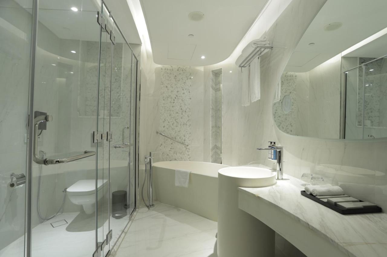 Century Marina Hotel - Lusail Eksteriør billede A modern bathroom