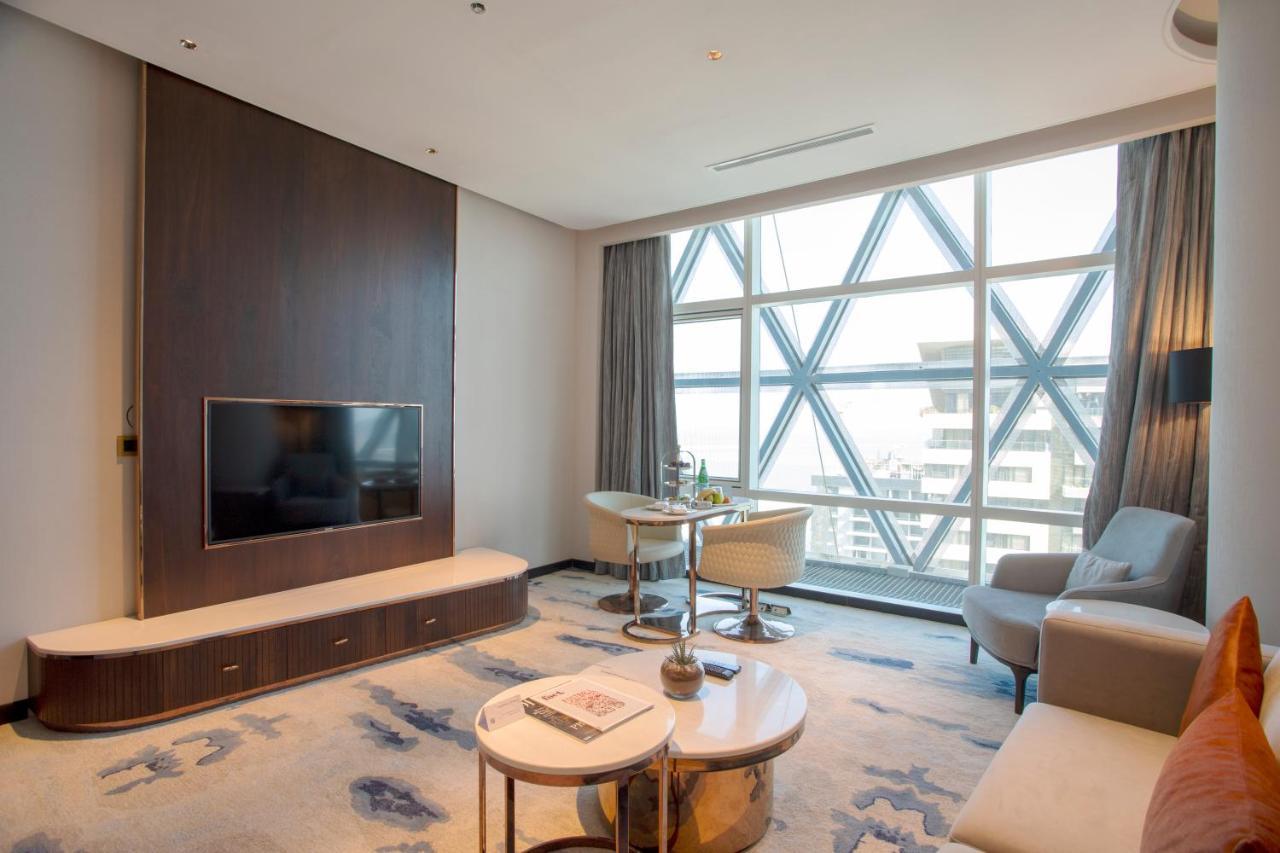 Century Marina Hotel - Lusail Eksteriør billede A suite at the hotel