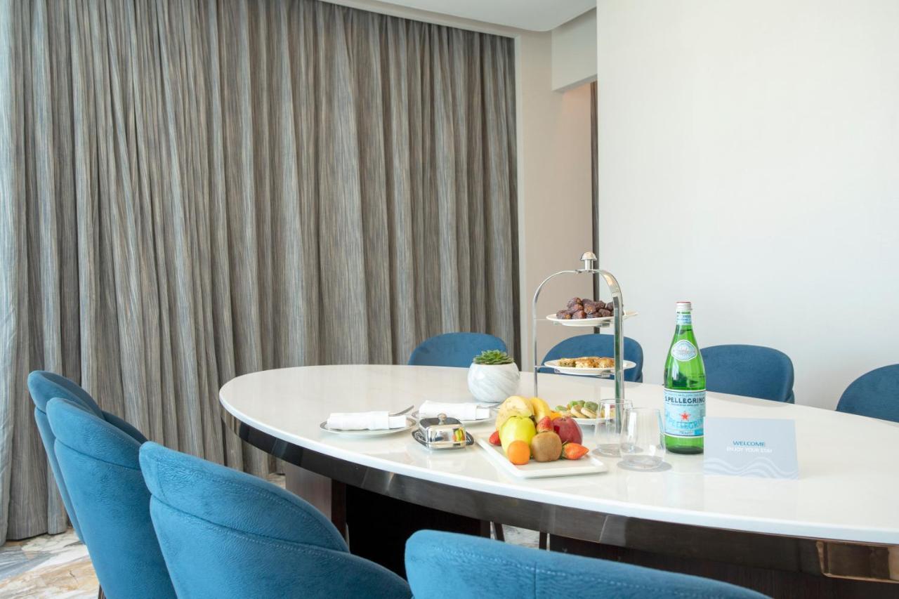 Century Marina Hotel - Lusail Eksteriør billede A table with a bottle of mineral water