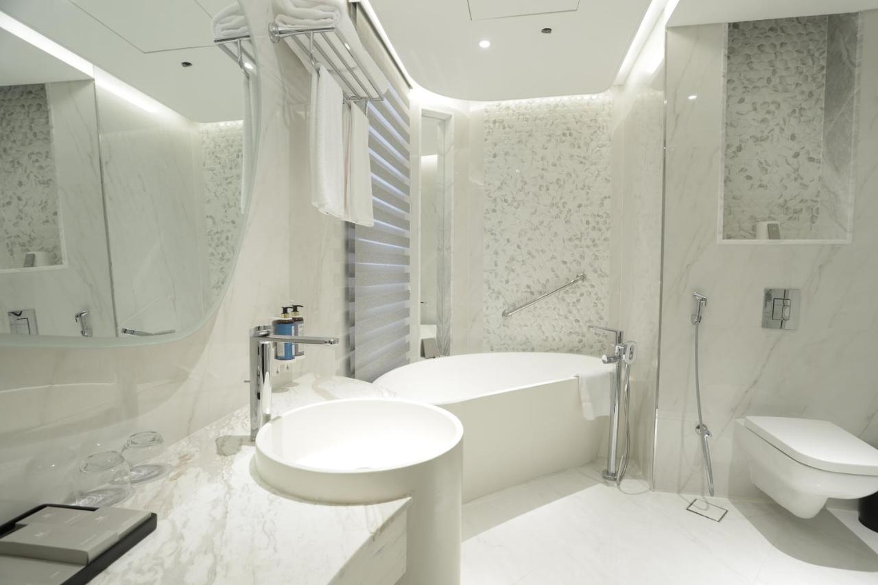 Century Marina Hotel - Lusail Eksteriør billede Bathroom
