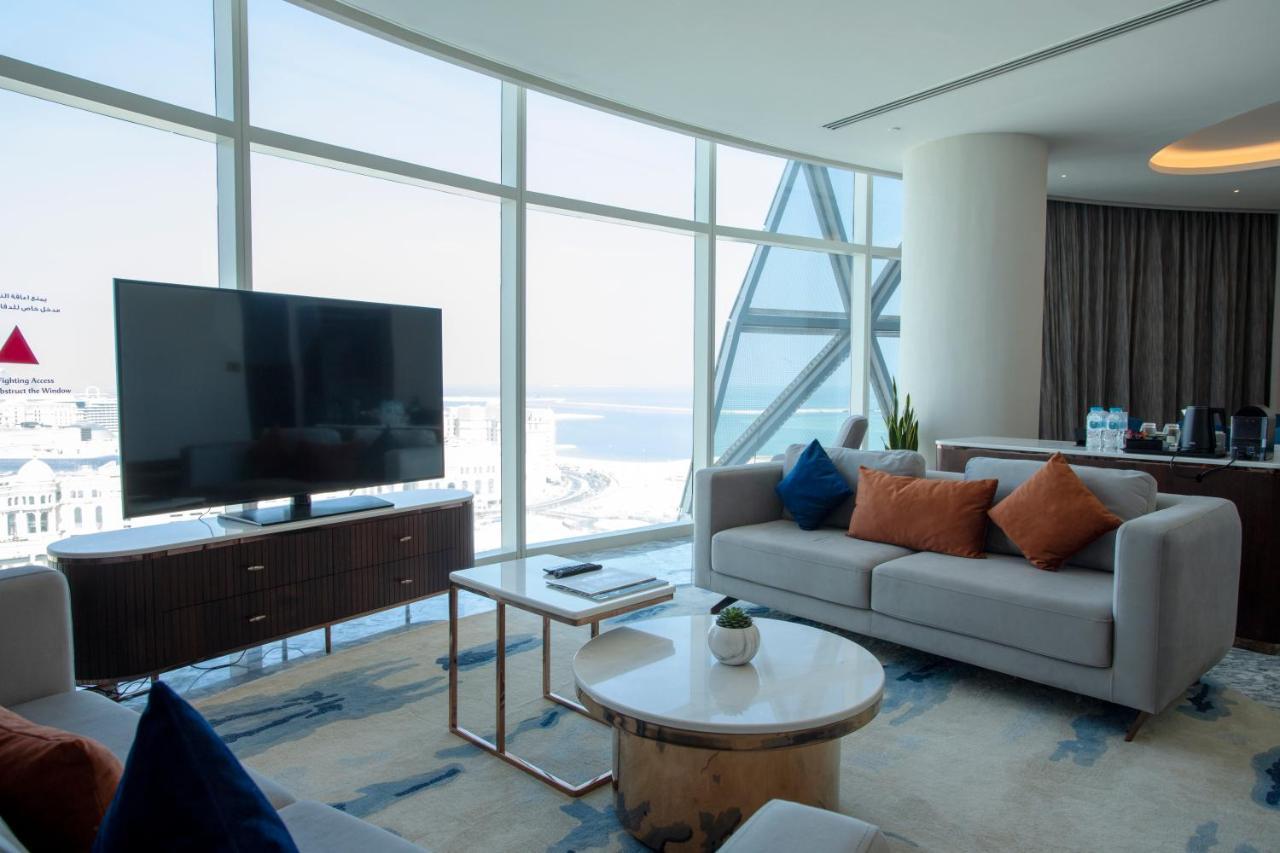 Century Marina Hotel - Lusail Eksteriør billede A living room in a suite at the hotel