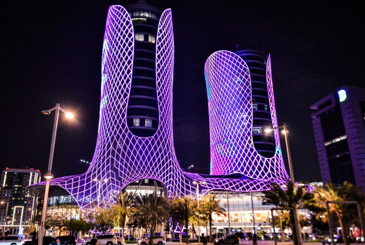 Century Marina Hotel - Lusail Eksteriør billede The Al Hamra Towers at night