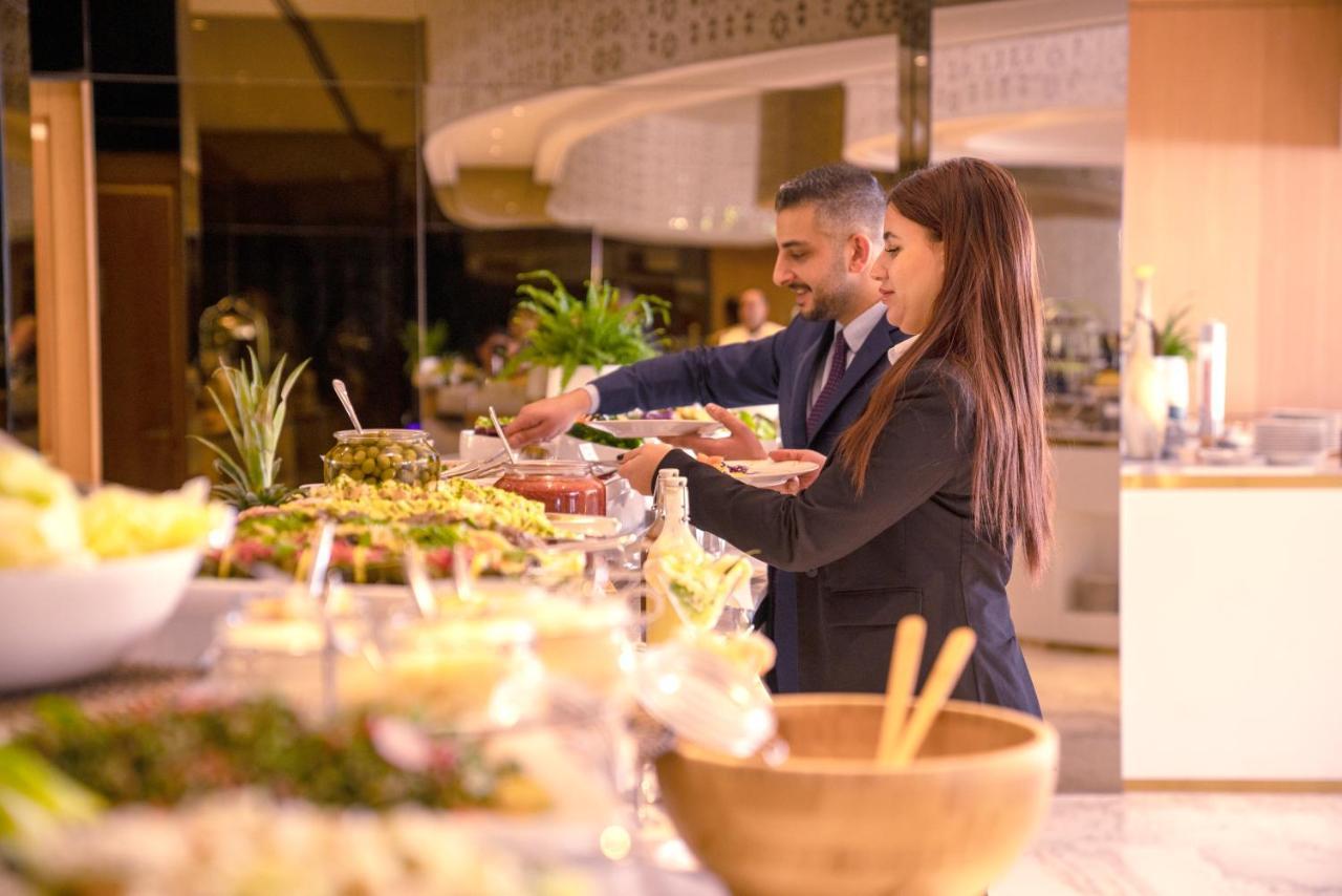 Century Marina Hotel - Lusail Eksteriør billede A buffet at a hotel