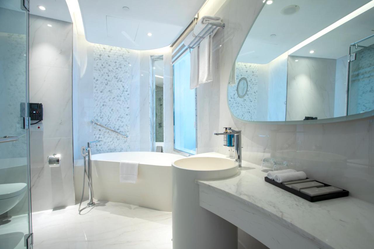 Century Marina Hotel - Lusail Eksteriør billede Bathroom